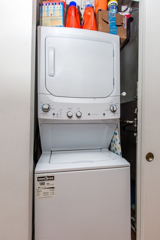 Building Photo - Video Tour- Sunny 2 Bed w/Laundry. Near 606 and EL. Free Internet. Amazing Deal.