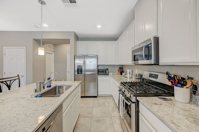 Building Photo - Modern 3 Bedroom Townhouse near Blue Diamond