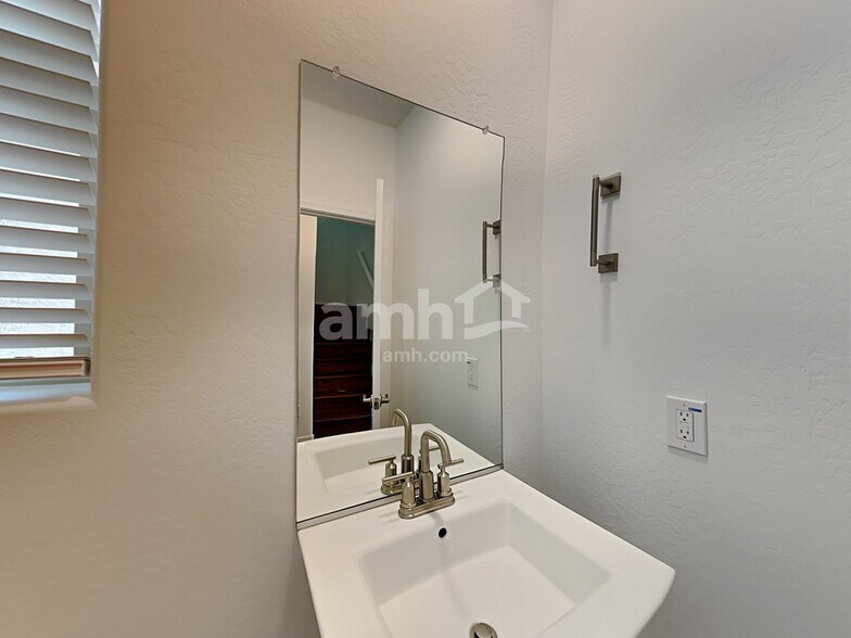 Building Photo - 831 S 150th Dr