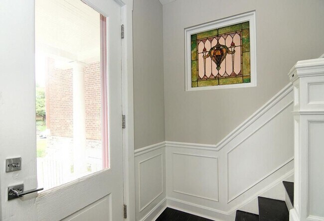 Building Photo - Modern Upgrades in Clifton