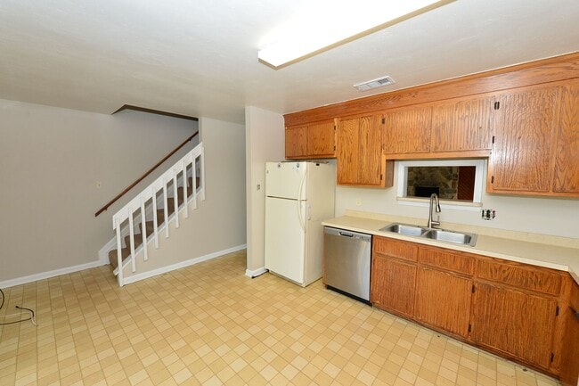 Building Photo - Great Neck just a few miles from Oceanfront