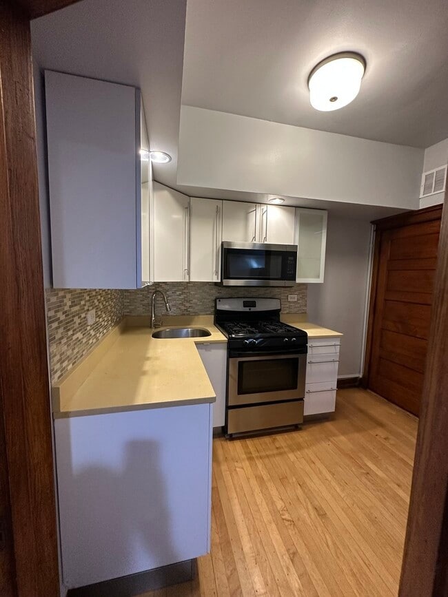 Building Photo - 1949 W Grace St