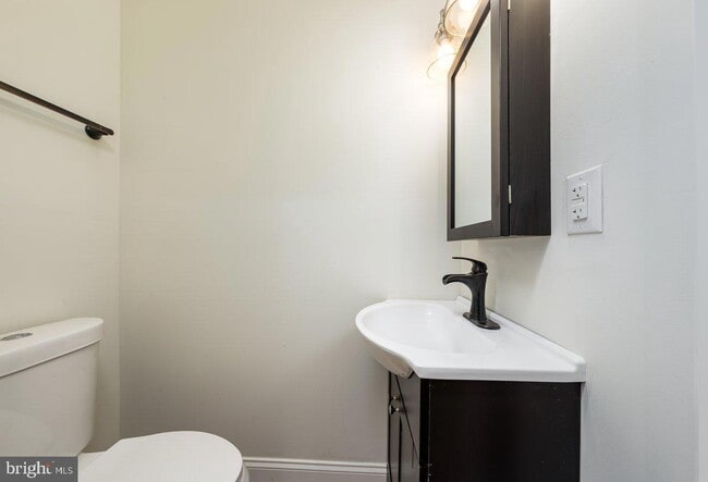 Building Photo - 71 Dolphin St