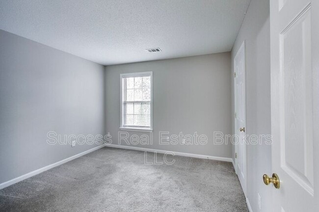 Building Photo - 1645 Heyford Cir NW