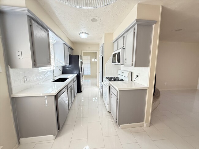 Building Photo - 12023 Sagecliff Dr