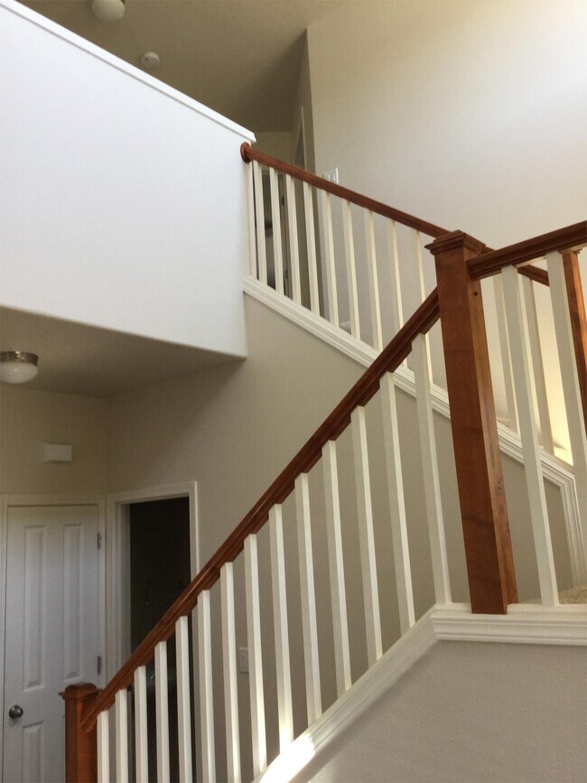 Building Photo - 3395 SE Meadowview Way