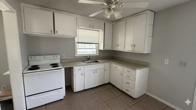 Building Photo - Welcoming 2-Bedroom Home with Expansive Backyard