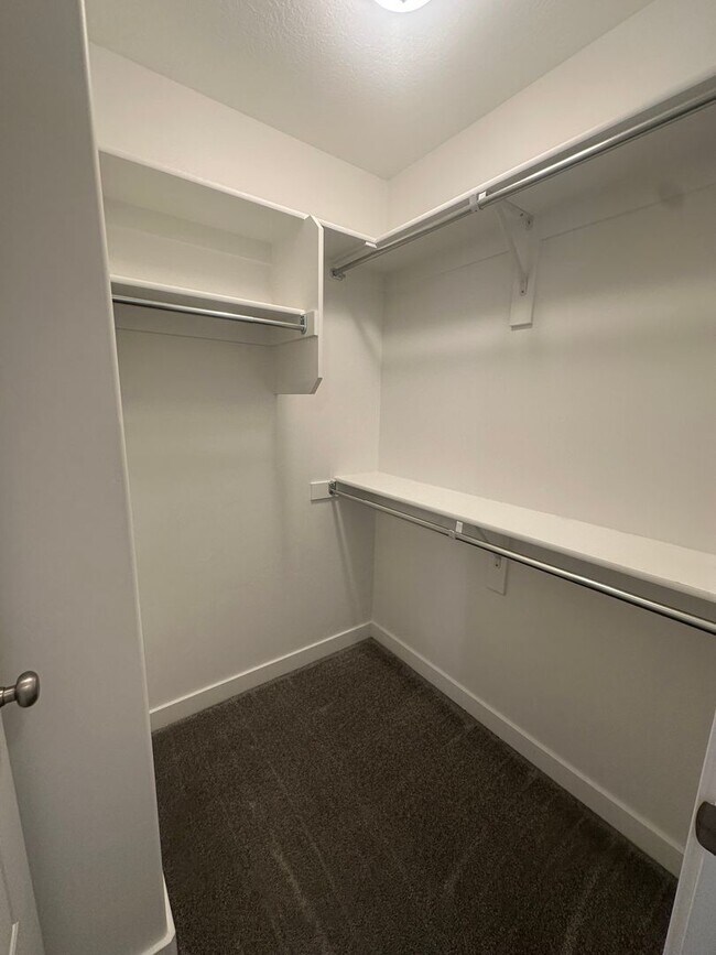 Building Photo - GET $1000 OFF THE FIRST MONTHS RENT!!!