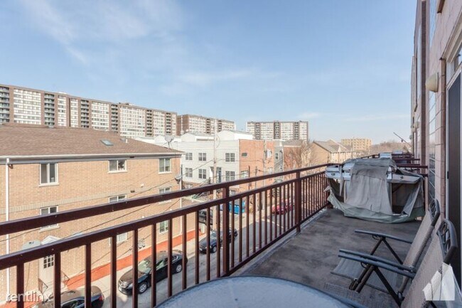 Building Photo - 8735 W Catherine Ave