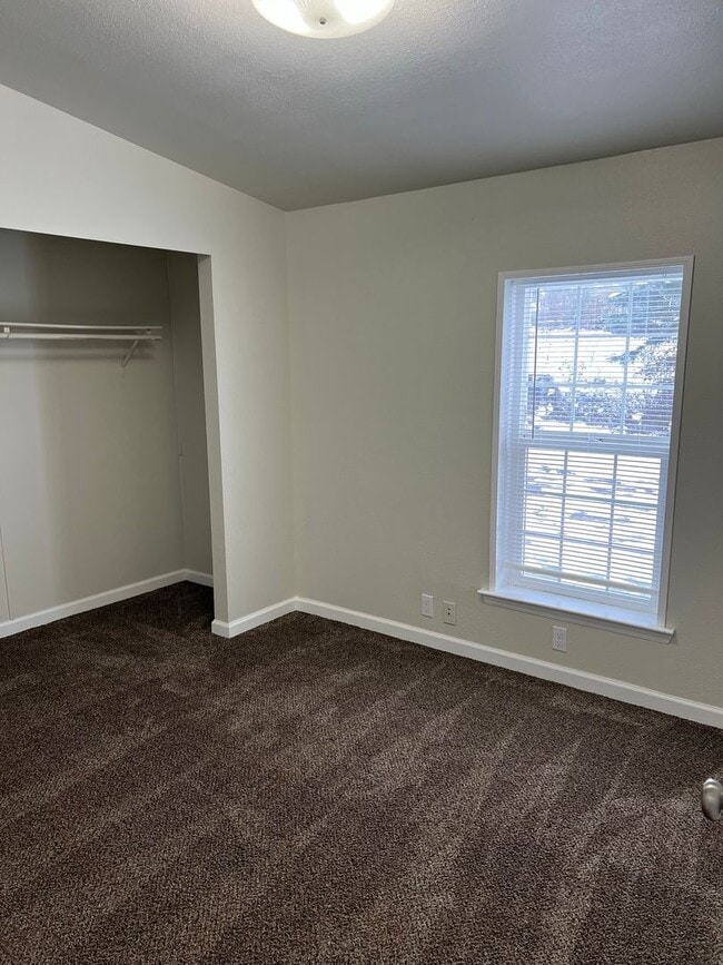 Building Photo - Lovely 3 bedroom home on property