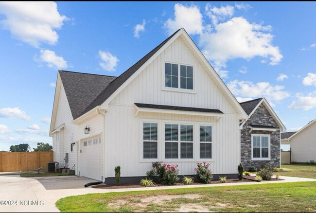 Building Photo - 515 Workhorse Ln