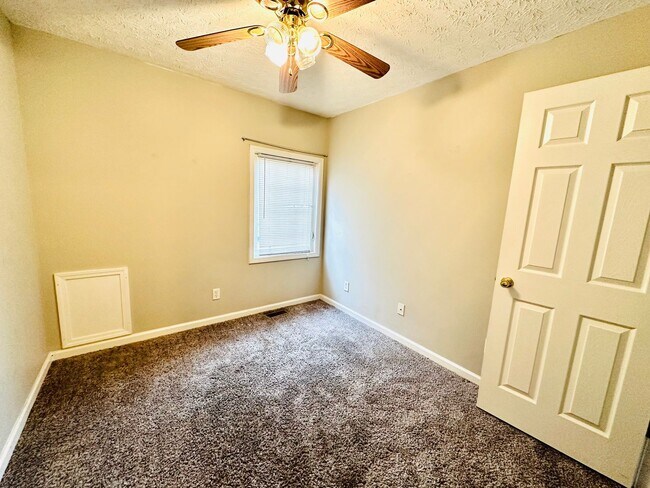 Building Photo - Updated 2 story townhome in Park Duvalle- Section 8 accepted