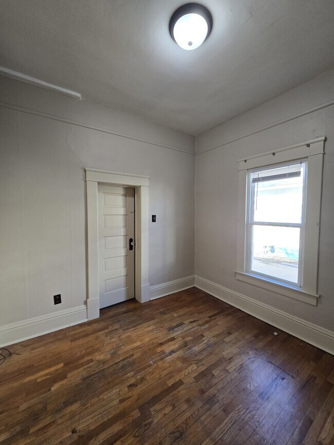 Building Photo - 517 S Vine St