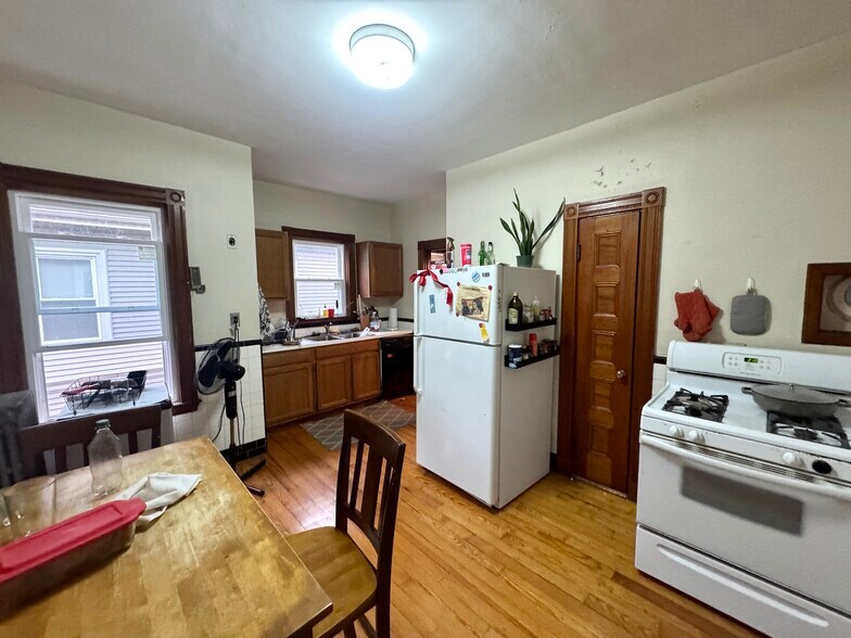 Building Photo - 195 College Ave