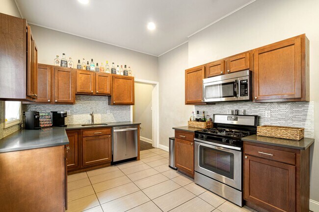 Primary Photo - 5 bed, 2.5 Bath, Southside Flats