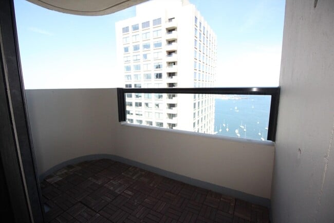 Building Photo - 65 E India Row