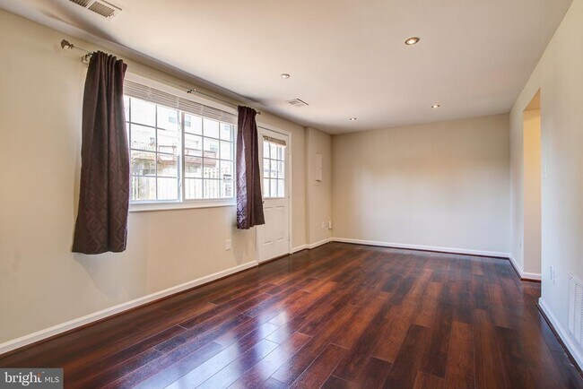 Building Photo - 6324 Lightburn Ct