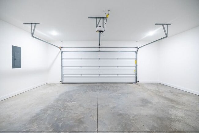 Building Photo - Stunning 4-Bed, 3-Bath Home with 2-Car Garage- ONE MONTH FREE RENT Move-In Special!