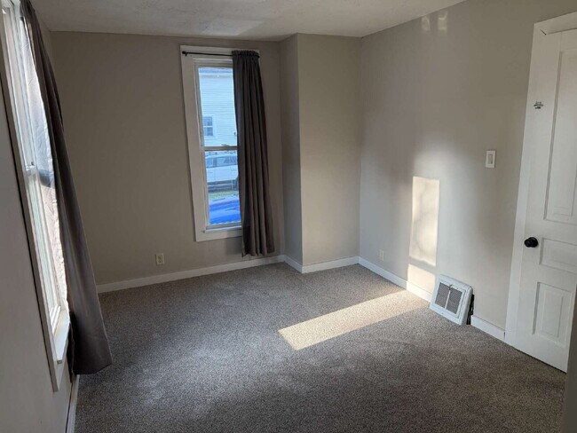 Building Photo - Charming 4 Bedroom Home with 2 Full Baths in Grand Rapids