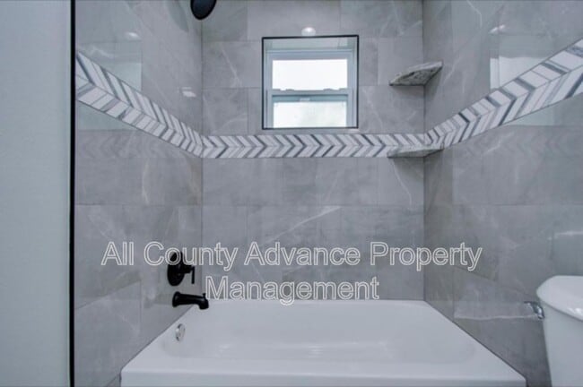 Building Photo - 425 Orangewood Dr