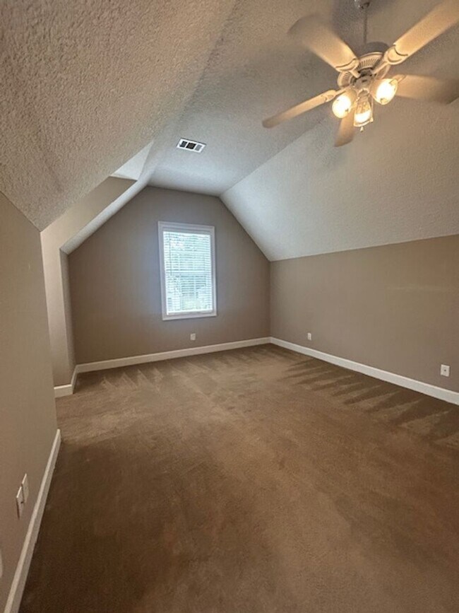 Building Photo - Spacious Single Family Home with Great Backyard!