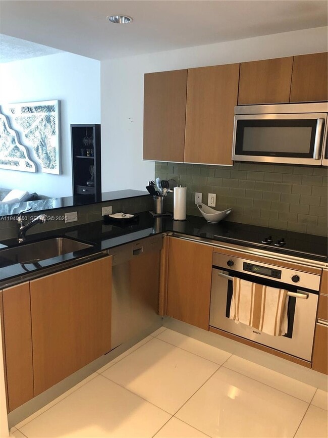 Building Photo - 1060 Brickell Ave