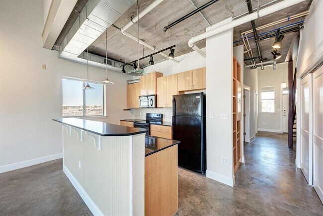 Building Photo - 807 E 14th St