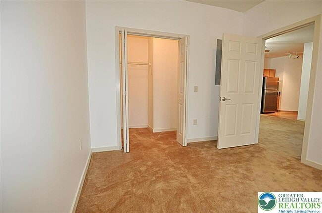 Building Photo - 2121 Hokendauqua Ave