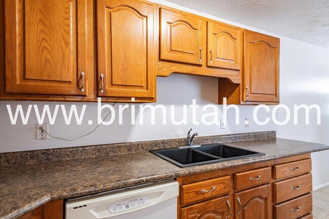 Building Photo - 4670 Stratton Dr E