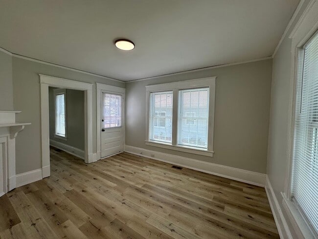 Building Photo - 3bed/1bath House $1395!