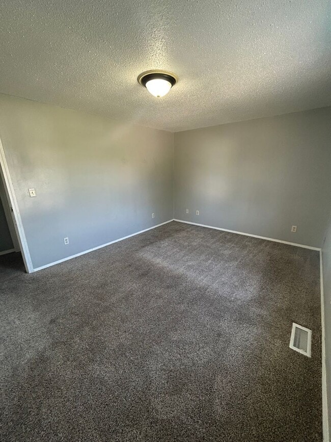 Building Photo - NEW LISTING! 3 BEDROOM HOUSE