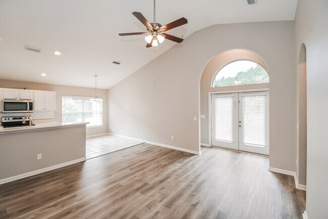 Building Photo - 1844 Lake Forest Ln