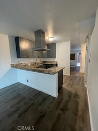 Building Photo - 911 N Vineyard Ave