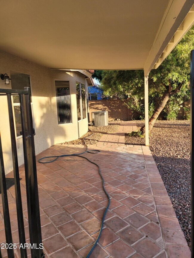 Building Photo - 2634 S Vineyard
