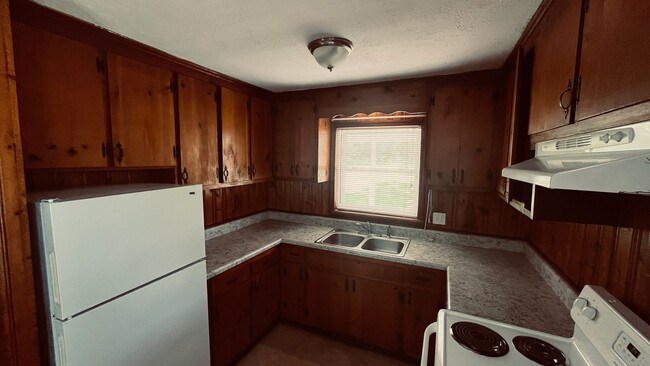 Building Photo - Farmhouse Charm!