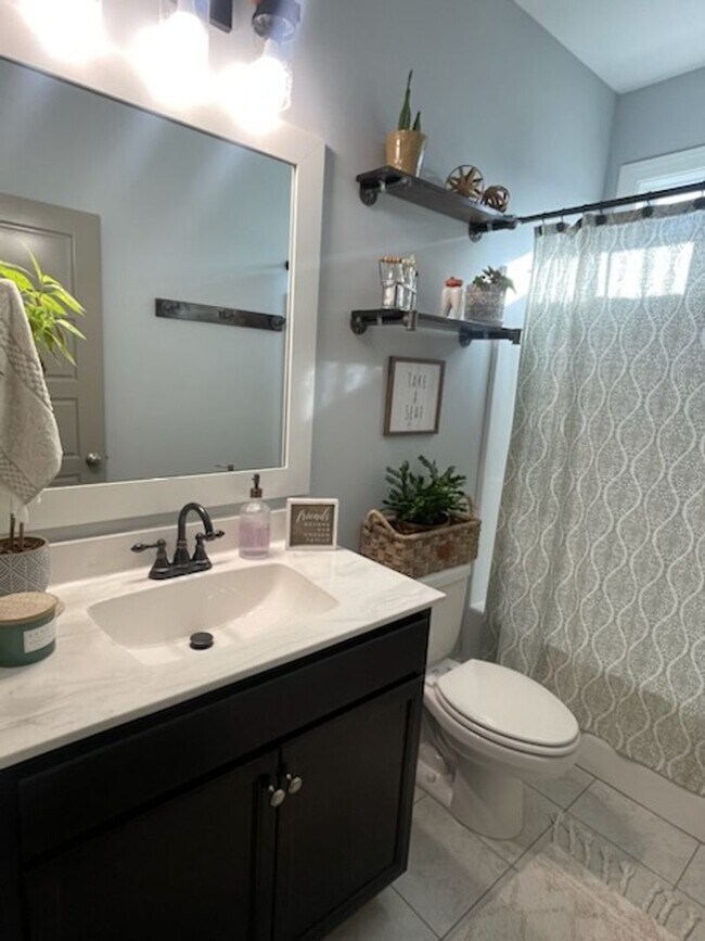 Building Photo - Welcome to this charming 3-bedroom, 2-bath...