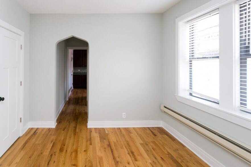 Building Photo - 4418 N Wolcott Ave
