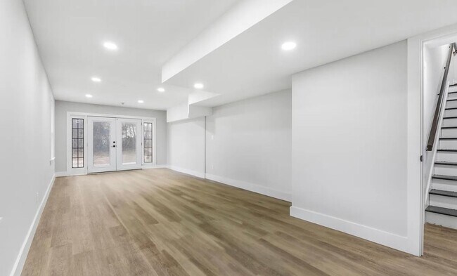 Building Photo - Move in Ready Stunning 4/3 Close To Everything In Greenville!