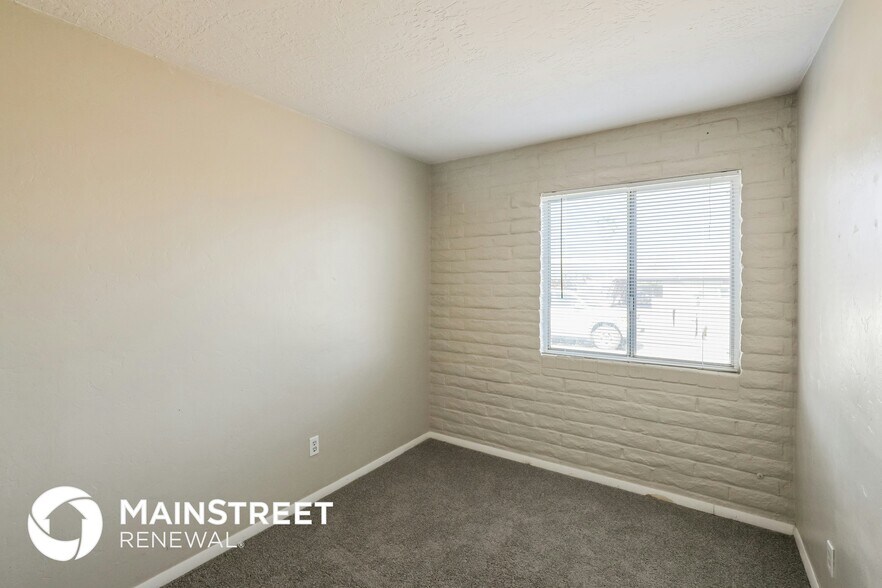 Building Photo - 7956 E Victoria Dr