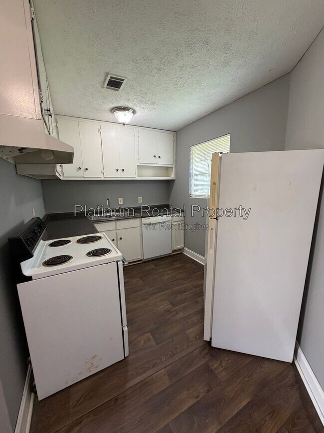 Building Photo - 1492 Waverly Way