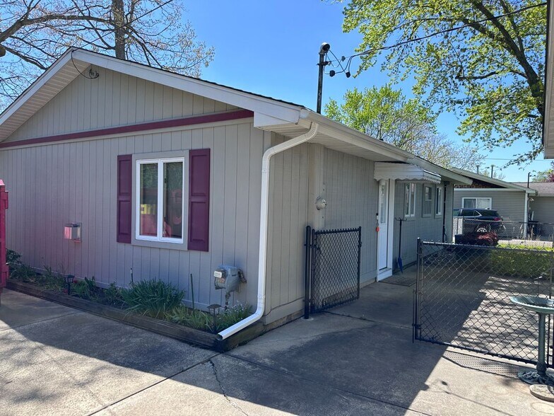 Building Photo - 6284 Woodsdale Dr