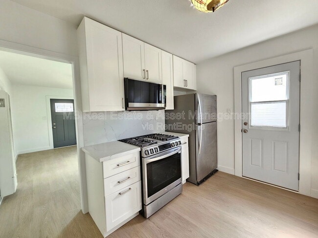 Building Photo - 635 4th St