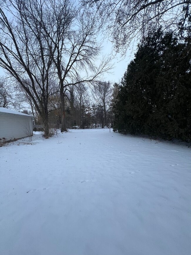 Building Photo - Beautiful 2 Bedroom 1.5 Bathroom Home