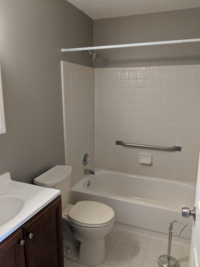 Building Photo - Clean 2 Bedroom Upper Condo w/ Updated Flo...