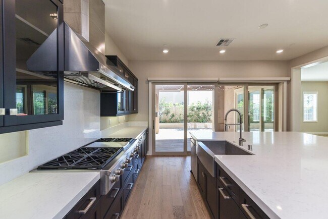 Building Photo - 4bd/4.5ba Single Family House w/ VIEW Gate...