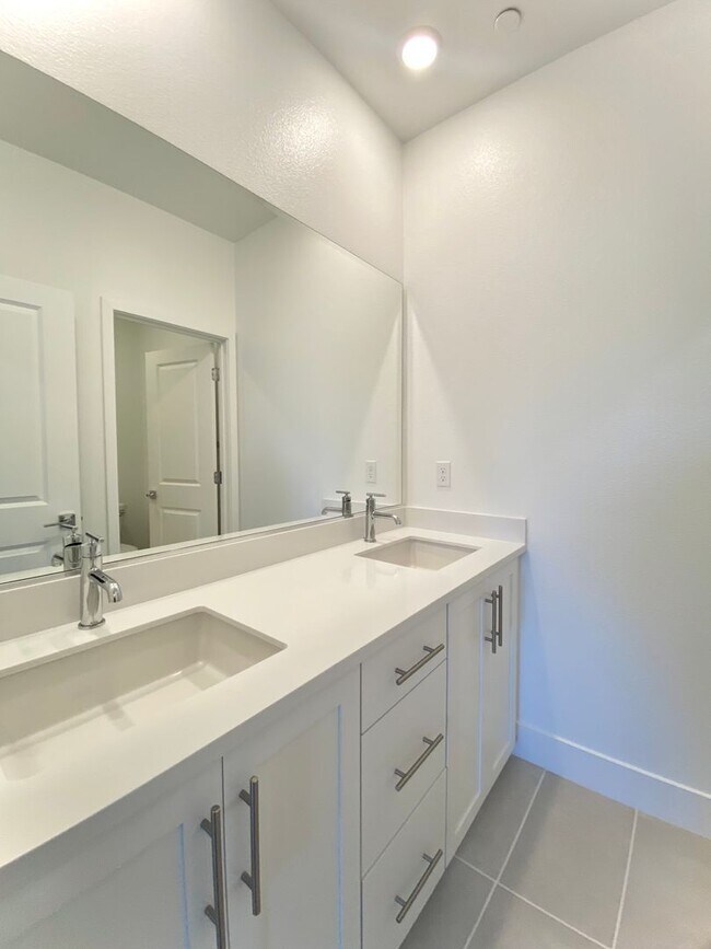 Building Photo - Gorgeous Townhome in Fremont's Niles Neigh...