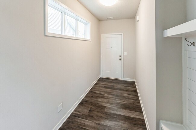 Building Photo - CORNER UNIT!! 3 Bed, 2.5 Bath Townhome in Ankeny