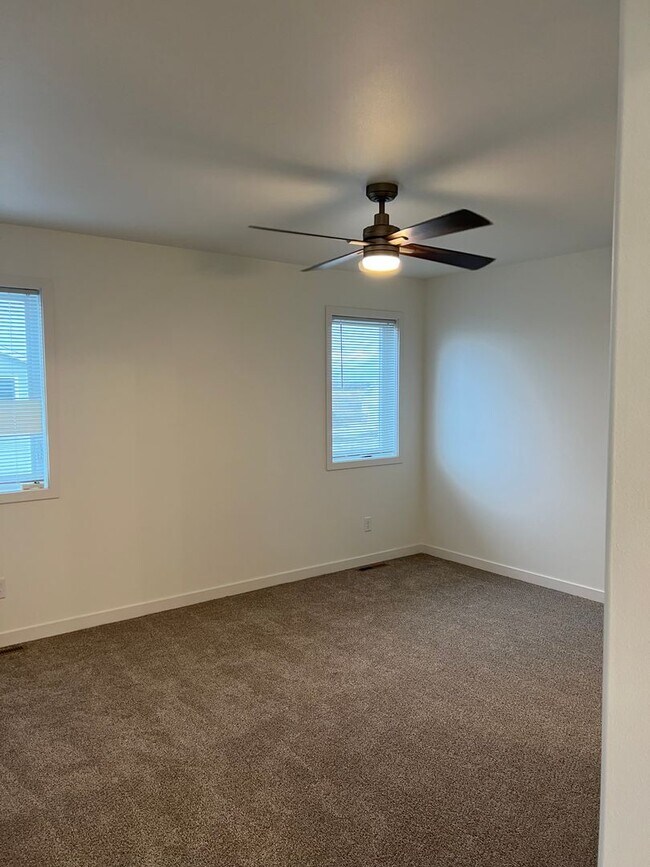 Building Photo - 3 Bed 2.5 Bath Single Family Home