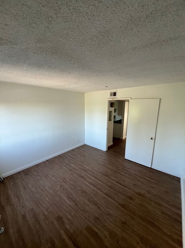 Building Photo - Updated 1BD/1BA Apartment in well maintain...