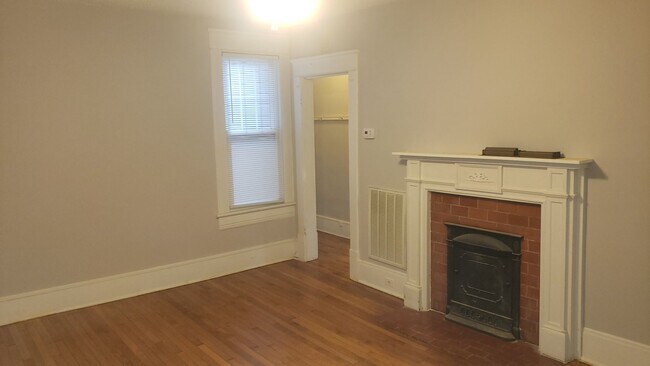 Building Photo - Darling 2br/1ba in Five Points. Apartment unit in historic home. Available 7/15!